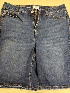 Sz 14 D/C jeans Women's Denim Shorts - Straight Cut